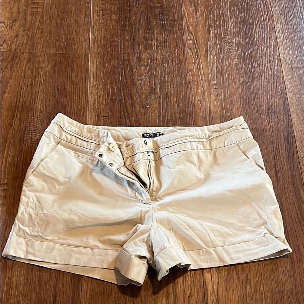 Express khaki Shorts with Classic Design
